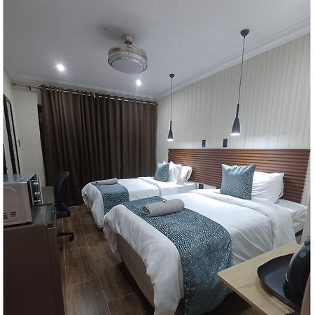 Delux Guesthouse Volksrust Экстерьер фото