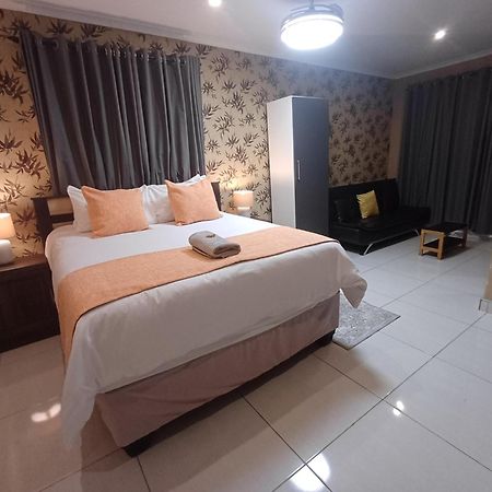 Delux Guesthouse Volksrust Экстерьер фото