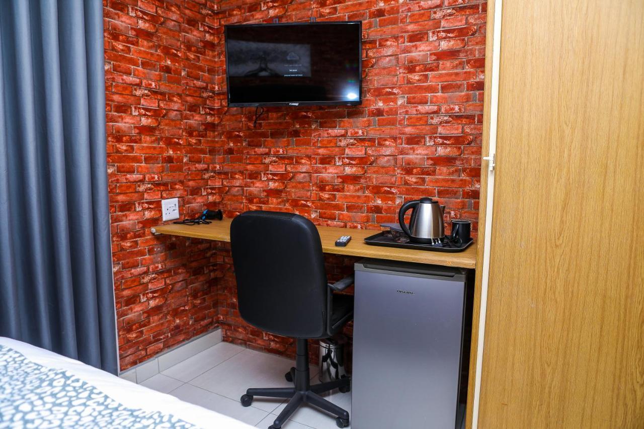 Delux Guesthouse Volksrust Экстерьер фото