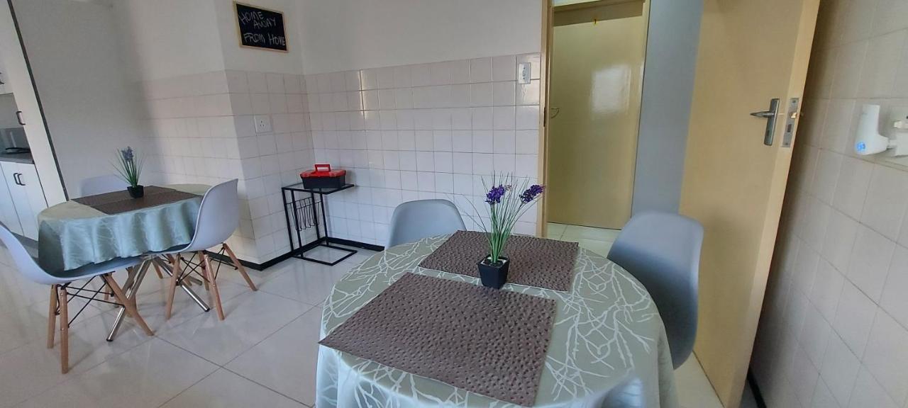 Delux Guesthouse Volksrust Экстерьер фото