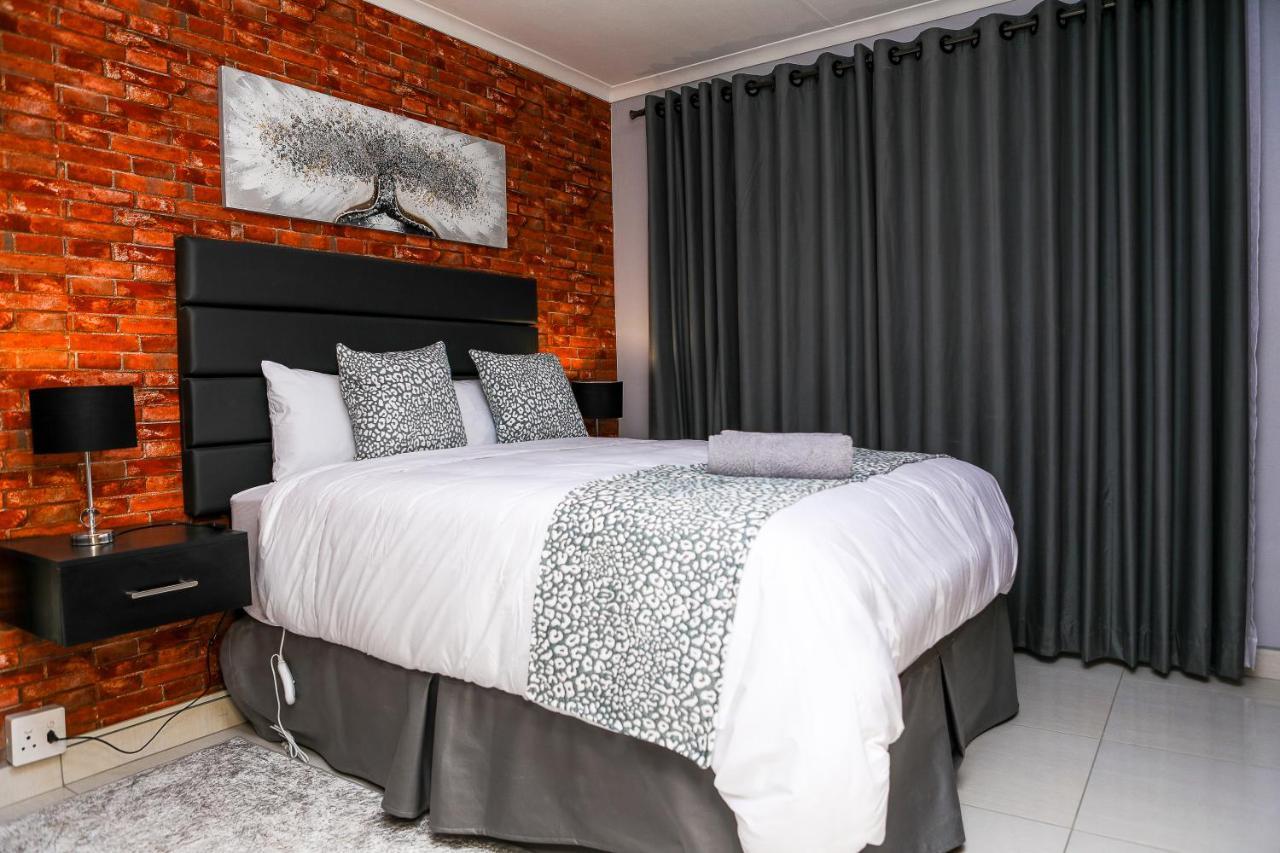 Delux Guesthouse Volksrust Экстерьер фото