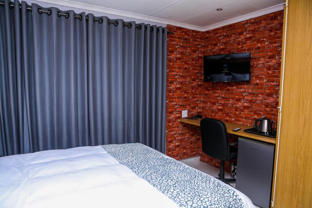 Delux Guesthouse Volksrust Экстерьер фото