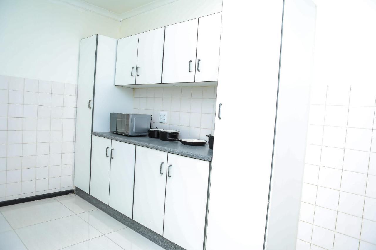 Delux Guesthouse Volksrust Экстерьер фото