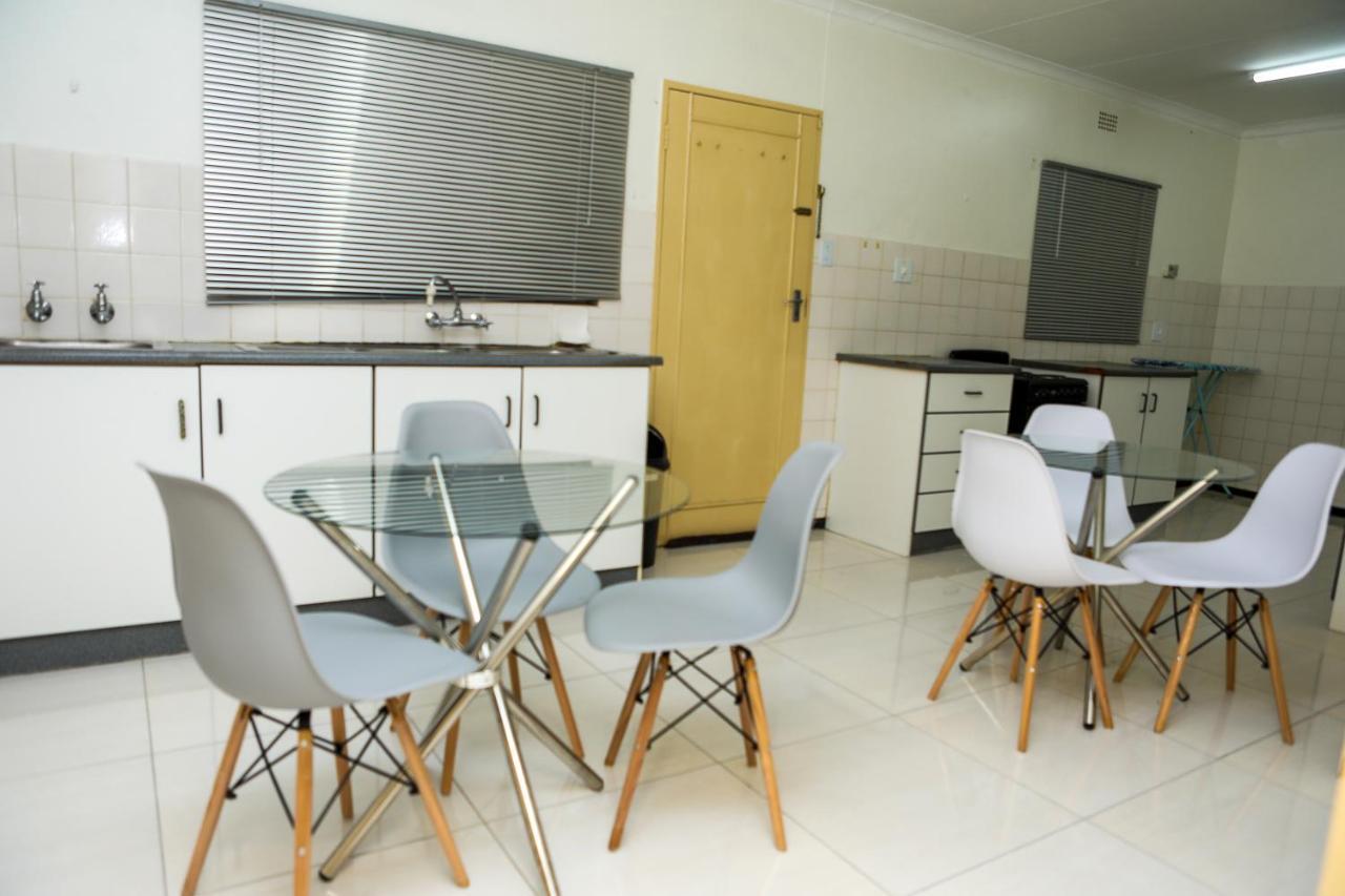 Delux Guesthouse Volksrust Экстерьер фото