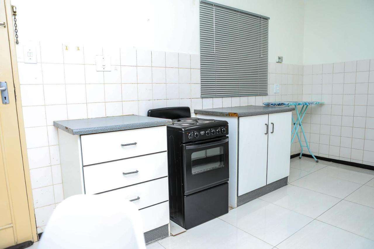 Delux Guesthouse Volksrust Экстерьер фото