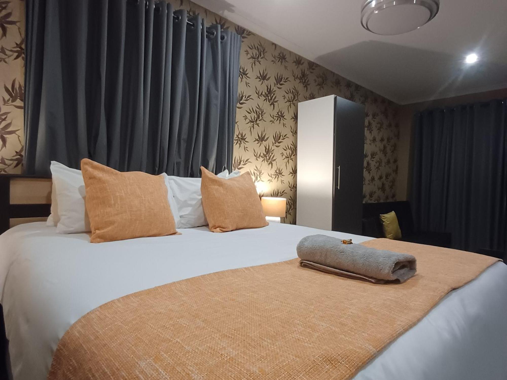 Delux Guesthouse Volksrust Экстерьер фото