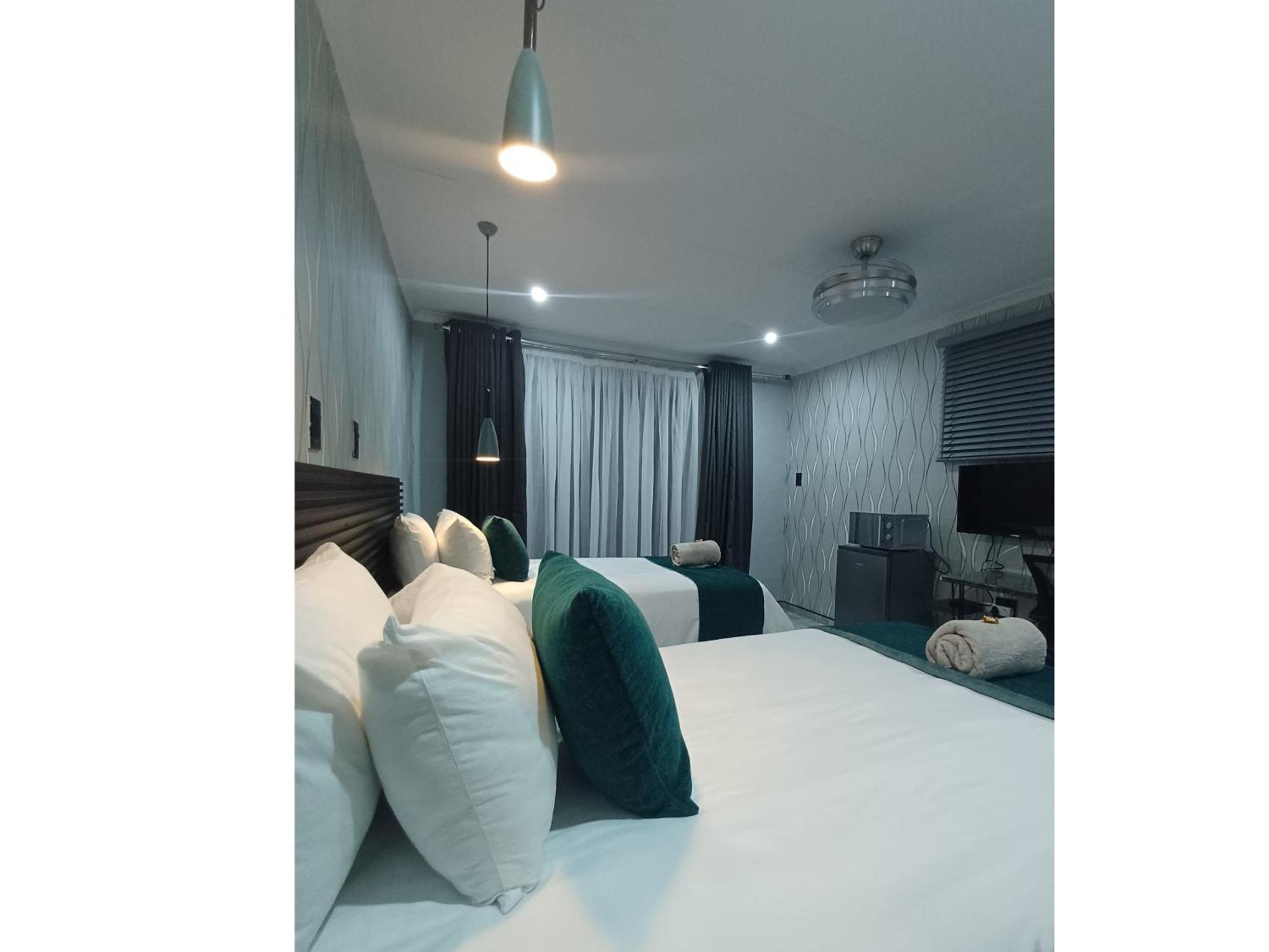 Delux Guesthouse Volksrust Экстерьер фото